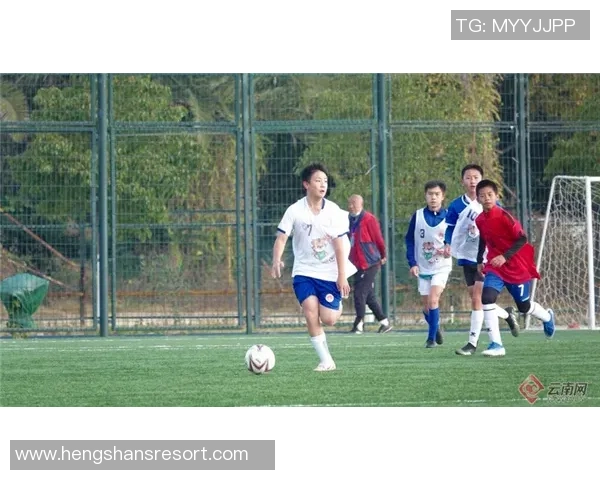 学生们齐声念出足球明星名字展现热爱与激情